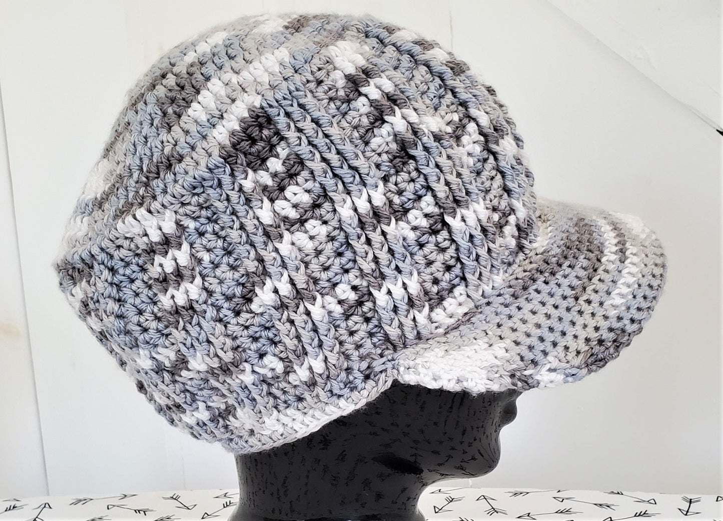 Grey and white cap with brim and toggle