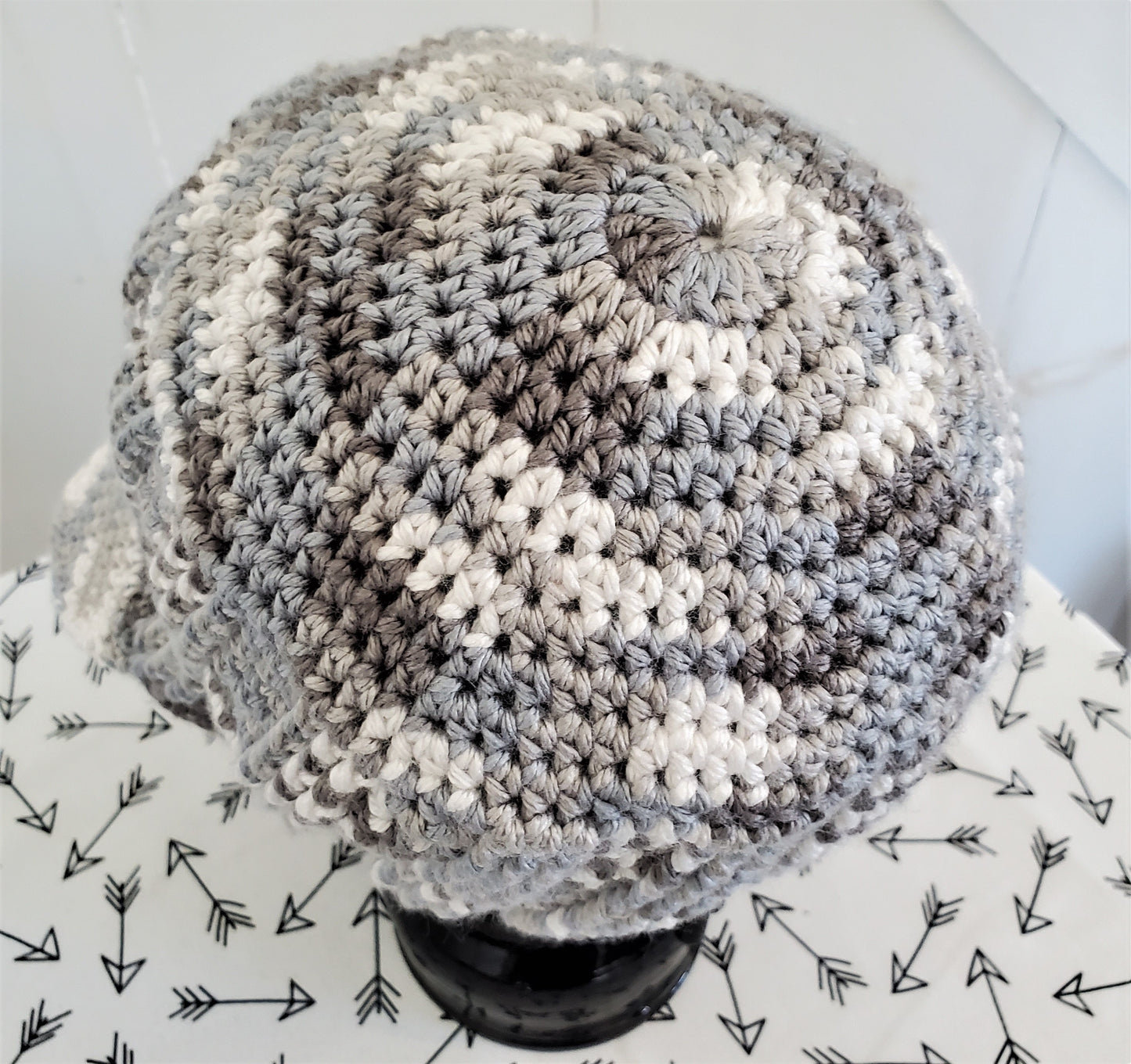 Grey and white cap with brim and toggle