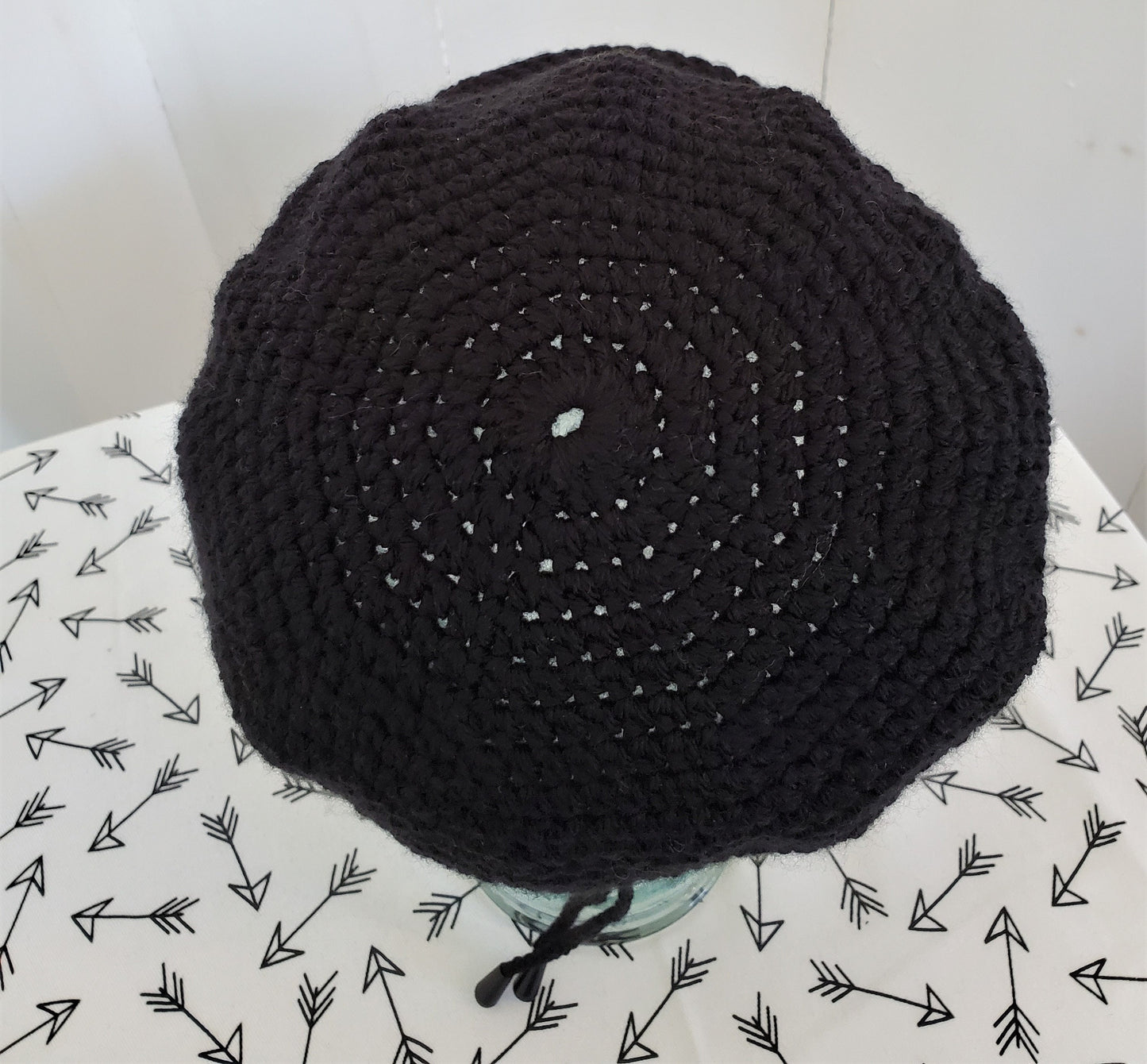 Black cap with brim and toggle