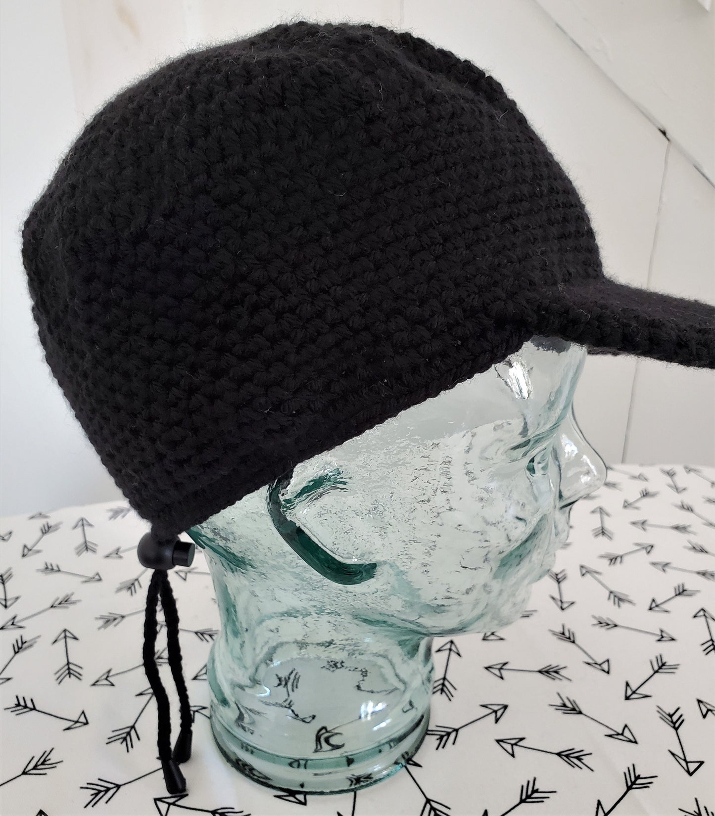 Black cap with brim and toggle