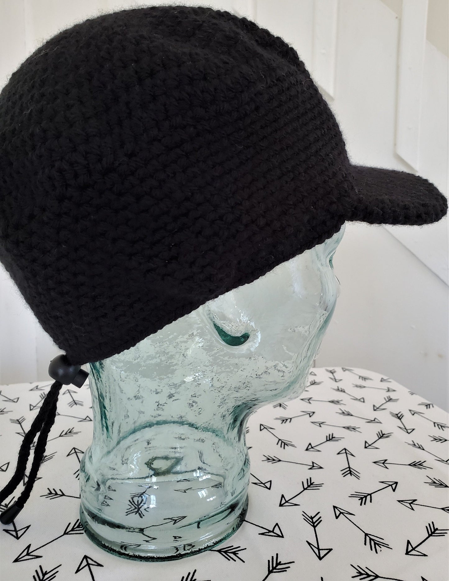 Black cap with brim and toggle