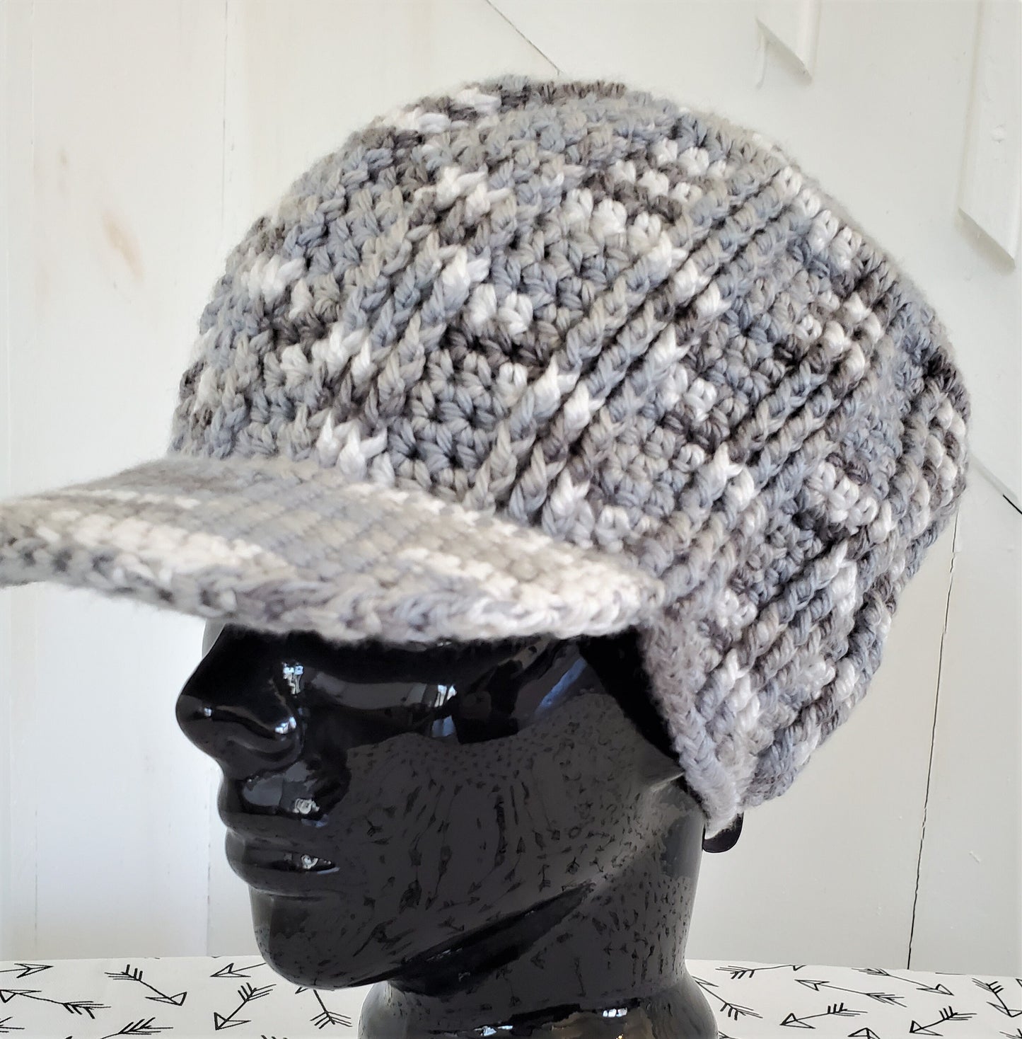 Grey and white cap with brim and toggle